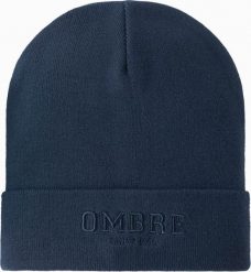 Męska czapka dzianinowa beanie z haftowanym napisem granatowa V3 OM-ACWH-0120. Czapki męskie Ombre, na zimę, bez wzorów, z dzianiny. Za 89.25 zł.