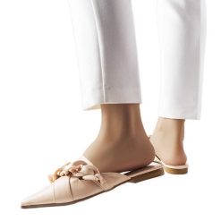 Beżowe eleganckie klapki z łańcuchem Patenaude beżowy. Brązowe klapki damskie bez wzorów, ze skóry, casualowe, ze szpiczastym noskiem, bez obcasa, na płaskiej podeszwie, bez zapięcia. Za 81.83 zł.