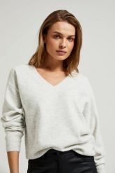 Sweter z dekoltem w serek o prostym kroju biały. Białe swetry nierozpinane damskie MOODO, l, bez wzorów, z elastanu, bez kołnierzyka, bez ramiączek. W wyprzedaży za 59.99 zł.