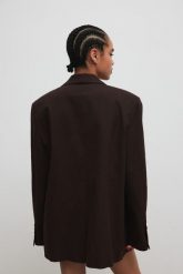 Marynarka typu oversize z lnem w kolorze INTENSE BROWN - HARLEY. Brązowe marynarki i żakiety damskie Marsala, bez wzorów, z bawełny, eleganckie, bez kołnierzyka, bez ramiączek. Za 459.90 zł.