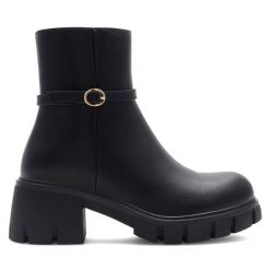 Botki DeeZee. Czarne botki damskie DeeZee, bez wzorów, bez obcasa, na słupku, bez zapięcia. Za 143.99 zł.