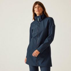 Kurtka turystyczna damska z materiału softshell Regatta Carisbrooke. Niebieskie kurtki sportowe damskie Regatta, m, bez wzorów, z elastanu, bez ramiączek, bez kaptura, trekkingowe. Za 246.50 zł.