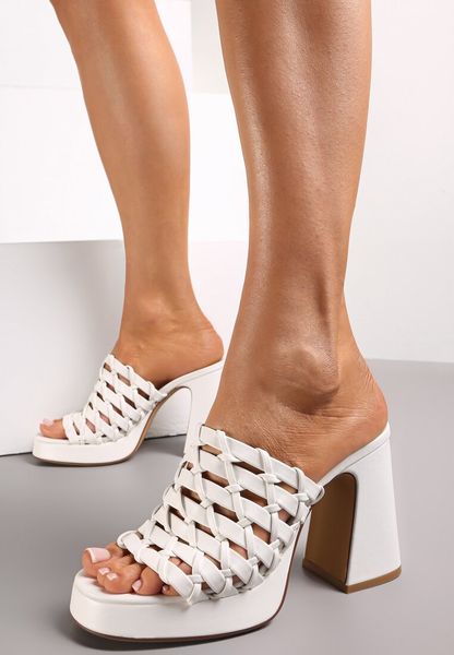 Białe Klapki na Słupku i Platformie z Szerokim Plecionym Paskiem Lycius. Białe klapki damskie Renee, bez wzorów, ze skóry, bez obcasa, na obcasie, bez zapięcia. Za 59.99 zł.