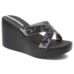 Czarne Klapki Ipanema Stylowe Obuwie Damskie Na Koturnie. Czarne klapki damskie Ipanema, bez wzorów, z materiału, eleganckie, bez obcasa, na koturnie, bez zapięcia. Za 169.00 zł.