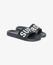Superdry Core Pool Sliders - Klapki z wyściełanym paskiem – Deep Navy/Optic. Niebieskie klapki damskie Superdry, bez wzorów, bez zapięcia. Za 174.20 zł.