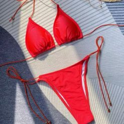 Bikini trójkątne z regulowanymi wiązaniami na plażę Dinny. Czerwone bikini Intica, bez wzorów. Za 149.00 zł.