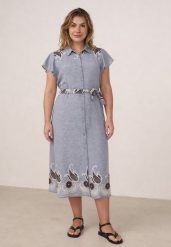 Niebieska Rozkloszowana Sukienka Koszulowa z Wiskozy z Haftem i Wiązanym Paskiem Adellis. Niebieskie sukienki damskie Born2be, na co dzień, na lato, plus size, z aplikacjami, z materiału, boho, bez kołnierzyka, plus size, bez ramiączek, midi, dopasowane. Za 129.99 zł.