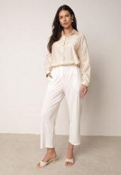 Białe Spodnie z Eleganckimi Zakładkami i Nogawkami o Długości 3/4 Dorasea. Białe spodnie materiałowe damskie Born2be, bez wzorów, z jeansu, biznesowe, plus size. Za 69.99 zł.