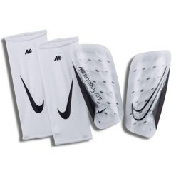 Ochraniacze piłkarskie Nike Mercurial Lite nagolenniki + skarpety kompresyjne. Białe skarpety męskie Nike, bez wzorów. Za 139.99 zł.