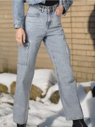 Jeansy cargo - turkusowy. Niebieskie jeansy damskie Sinsay, bez wzorów, z jeansu. W wyprzedaży za 33.99 zł.