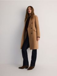 Płaszcz z wełną - beżowy. Brązowe płaszcze damskie Reserved, l, bez wzorów, z tkaniny, klasyczne, bez kołnierzyka, bez kaptura. W wyprzedaży za 239.99 zł.