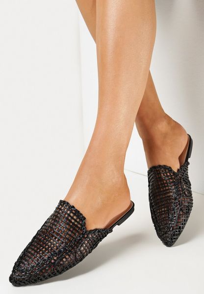 Czarne Ażurowe Klapki ze Szpiczastym Noskiem Yeilani. Czarne klapki damskie Born2be, w ażurowe wzory, eleganckie, ze szpiczastym noskiem, bez obcasa, na płaskiej podeszwie, bez zapięcia. Za 79.99 zł.