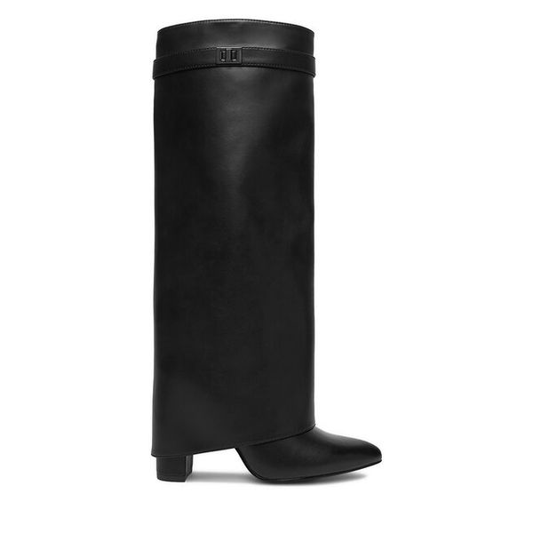 Kozaki DeeZee. Czarne kozaki damskie DeeZee, bez wzorów, bez obcasa, na słupku, bez zapięcia. Za 249.99 zł.