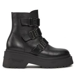 Botki Tommy Jeans. Czarne botki damskie Tommy Jeans, bez wzorów, z jeansu, bez obcasa, na słupku, bez zapięcia. Za 759.99 zł.