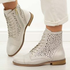 Złote skórzane ażurowe botki damskie Cambell 19419. Żółte botki damskie Cambell, na jesień, w ażurowe wzory, z jeansu, eleganckie, z okrągłym noskiem, bez obcasa, na płaskiej podeszwie, bez zapięcia. Za 259.00 zł.