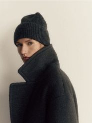 Czapka beanie z wełną - ciemnoszary. Szare czapki damskie Reserved, bez wzorów, z wełny. W wyprzedaży za 55.99 zł.