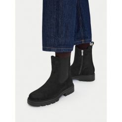 Botki JENNY. Czarne botki damskie Jenny, bez wzorów, bez obcasa, na płaskiej podeszwie, bez zapięcia. Za 169.99 zł.