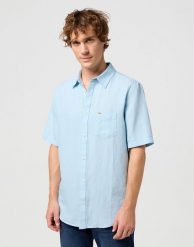 WRANGLER SS 1 PKT SHIRT MĘSKA KOSZULA ELEGANCKA DREAM BLUE 112352188 W5K0012098. Niebieskie koszule męskie Wrangler, m, bez wzorów, eleganckie, bez kołnierzyka, bez ramiączek. Za 139.99 zł.
