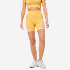 Spodenki fitness damskie Domyos krótkie. Obuwie sportowe damskie DOMYOS, bez wzorów, z materiału, bez zapięcia, na fitness i siłownię. W wyprzedaży za 59.99 zł.
