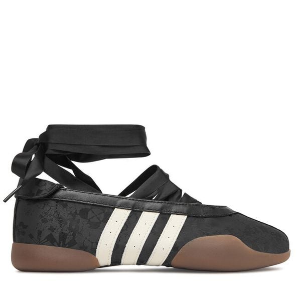 Baleriny adidas. Czarne balerinki damskie Adidas, bez wzorów, bez obcasa, bez zapięcia. Za 479.99 zł.