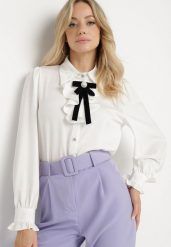 Biała Koszula Satynowa w Stylu Retro z Żabotem i Kokardką Ivelzeda. Białe koszule damskie Born2be, m, bez wzorów, z bawełny, klasyczne, bez kołnierzyka, bez ramiączek. Za 139.99 zł.