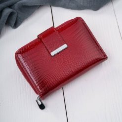 Portfel damski skórzany lakierowany mały czerwony z tłoczeniem croco z RFID SP-26-CRD. Czerwone portfele damskie z lakierowanej skóry. Za 99.00 zł.