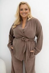 Kardigan z dzianiny prążkowej Stay Close z paskiem i regulowanymi rękawami beżowy/taupe Plus Size Oversize. Brązowe kardigany damskie Moda Size Plus Iwanek, l, bez wzorów, z denimu, eleganckie, bez kołnierzyka, plus size. Za 199.90 zł.