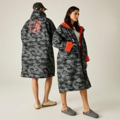 Płaszcz plażowy wodoodporny Changing Robe Regatta. Brązowe płaszcze damskie Regatta, na lato, m, bez wzorów, z materiału, bez kołnierzyka, z kapturem. Za 329.99 zł.