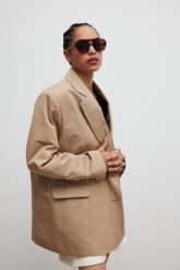 Klasyczna marynarka w kolorze CLASSIC BEIGE - NOMEE-M/L. Brązowe marynarki i żakiety damskie Marsala, bez wzorów, z bawełny, eleganckie, bez kołnierzyka, bez ramiączek. Za 499.90 zł.