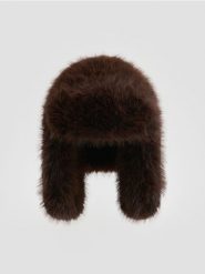 Czapka ze sztucznego futerka - brązowy. Brązowe czapki damskie Reserved, bez wzorów. Za 79.99 zł.