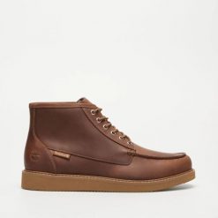 Trzewiki męskie Timberland NEWMARKET MID LACE UP CHUKKA BOOT RUST NUBUCK. Brązowe botki męskie Timberland, bez wzorów, z nubiku, bez obcasa, bez zapięcia. Za 565.99 zł.