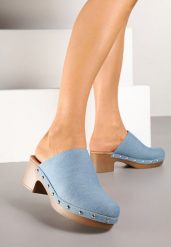 Niebieskie Klapki Drewniaki Typu Mule na Słupku Zdobione Nitami Hlerra. Niebieskie klapki damskie Renee, z aplikacjami, z jeansu, eleganckie, bez obcasa, na obcasie, bez zapięcia. W wyprzedaży za 82.49 zł.