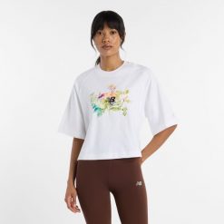Koszulka damska New Balance WT61371RWT – biała. Białe bluzki damskie New Balance, m, z aplikacjami, z materiału, bez kołnierzyka, bez ramiączek. Za 169.99 zł.
