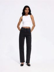 Jeansy straight fit - czarny. Czarne jeansy damskie Reserved, bez wzorów, z bawełny. Za 129.99 zł.