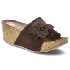Klapki damskie Armodo, cholewka ze skóry naturalnej zamszowej z szerokim paskiem z przodu ozdobna aplikacja kwiatowa na stabilnym koturnie, brązowe,. Brązowe klapki damskie Armodo, z aplikacjami, ze skóry, bez obcasa, na koturnie, bez zapięcia. Za 319.00 zł.