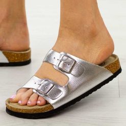 Srebrne skórzane klapki damskie Filippo Dk7062/25. Szare klapki damskie Filippo, na lato, bez wzorów, ze skóry, eleganckie, bez obcasa, na płaskiej podeszwie, bez zapięcia. Za 139.00 zł.