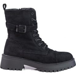 Zamszowe workery damskie z klamrą czarne. Czarne botki damskie bez wzorów, z zamszu, eleganckie, bez obcasa, bez zapięcia. Za 227.37 zł.