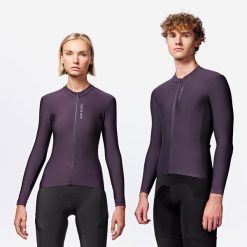 Koszulka rowerowa szosowa Van Rysel Racer 2 długi rękaw. Fioletowe bluzy męskie VAN RYSEL, s, bez wzorów, z elastanu, klasyczne, bez ramiączek, bez kaptura. W wyprzedaży za 129.99 zł.