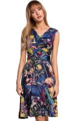 Sukienka w kwiaty z kopertowym dekoltem niebieska. Niebieskie sukienki damskie Sukienki.shop, na co dzień, l, bez wzorów, z dzianiny, eleganckie, bez kołnierzyka, bez ramiączek, dopasowane. Za 139.00 zł.