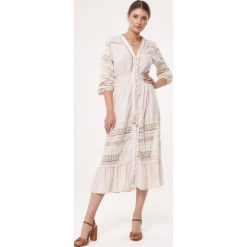 Jasnobeżowa Sukienka Suntan Lotion. Sukienki damskie Born2be, na imprezę, l, w ażurowe wzory, boho, bez kołnierzyka, bez ramiączek, midi. Za 99.99 zł.