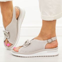 Szare skórzane sandały damskie Jezzi 9759. Szare sandały damskie Jezzi, z aplikacjami, z jeansu, z okrągłym noskiem, bez obcasa, na platformie, bez zapięcia. Za 229.00 zł.