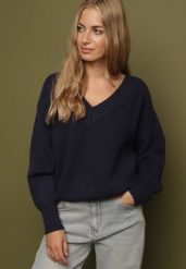 Granatowy Sweter z Kaszmirem z Dekoltem w Serek Plenae. Niebieskie swetry nierozpinane damskie Born2be, uniwersalny, bez wzorów, z kaszmiru, eleganckie, bez kołnierzyka, bez ramiączek. Za 129.99 zł.