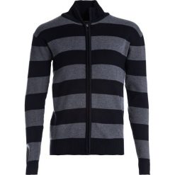 Granatowy Sweter Mildmay. Niebieskie swetry męskie Born2be, na jesień, l, bez wzorów, bez kołnierzyka, bez ramiączek. Za 59.99 zł.