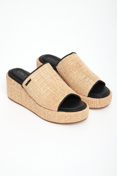 Klapki damskie DKNY. Klapki damskie DKNY, bez wzorów, bez obcasa, bez zapięcia. W wyprzedaży za 405.30 zł.