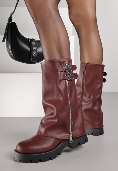 Bordowe Botki Biker z Cholewką Imitującą Nogawkę z Suwakiem i Sprzączkami Vestante. Czerwone botki damskie Born2be, bez wzorów, z jeansu, bez obcasa, na płaskiej podeszwie, bez zapięcia. Za 169.99 zł.