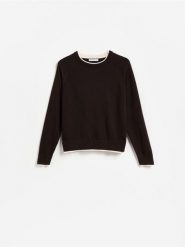 Sweter z kontrastową lamówką - ciemnobrązowy. Brązowe swetry nierozpinane damskie Reserved, l, bez wzorów, z dzianiny, bez kołnierzyka, bez ramiączek. Za 99.99 zł.