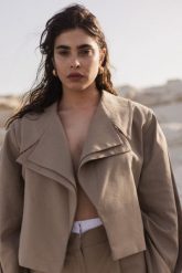 Krótka marynarka z lnem w kolorze TAUPE - LUKSOR -S/M. Brązowe marynarki i żakiety damskie Marsala, bez wzorów, ze lnu, eleganckie, bez kołnierzyka, bez ramiączek. Za 369.90 zł.