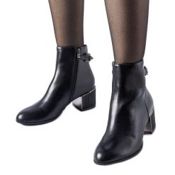 Czarne botki zdobione łańcuszkiem Fenughedu. Czarne botki damskie na jesień, z aplikacjami, eleganckie, z okrągłym noskiem, za kostkę, bez obcasa, bez zapięcia. Za 156.27 zł.