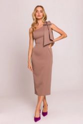 Elegancka sukienka ołówkowa na jedno ramię z kokardą mokka. Brązowe sukienki damskie MOE, na imprezę, l, bez wzorów, z elastanu, eleganckie, z asymetrycznym kołnierzem, bez ramiączek, midi, asymetryczne. Za 409.00 zł.