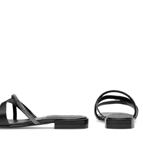 Klapki Badura. Czarne klapki damskie Badura, bez wzorów, bez obcasa, bez zapięcia. Za 199.99 zł.